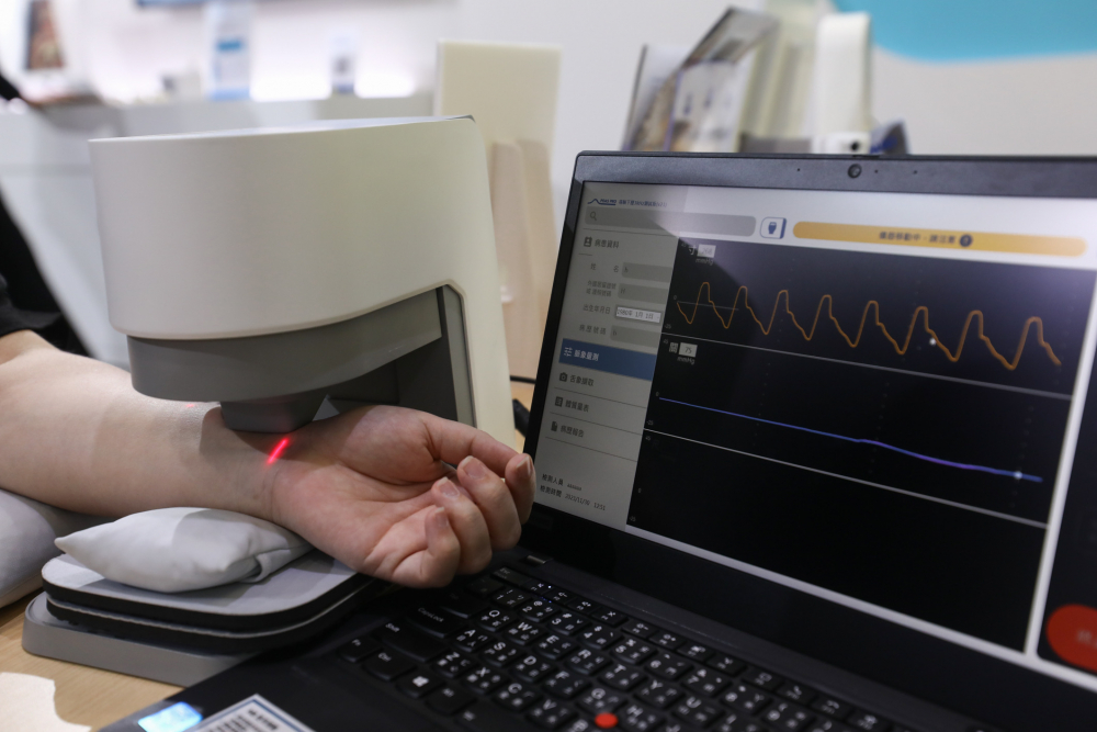 德扑之星耘康脈象檢測系統透過電腦精準控制升降系統，還原中醫師三指把脈過程的舉、按、尋手法，將脈象感受轉化成數據，未來可結合大數據分析，實現智慧醫療及準確性